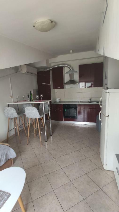 Small Northside Apartment สปลิท ภายนอก รูปภาพ